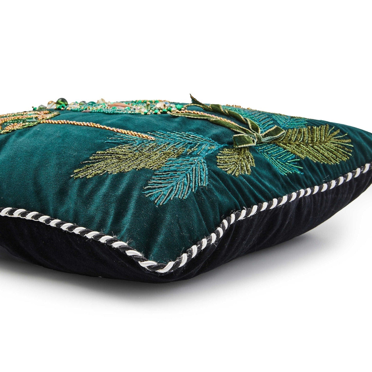 Luxusní smaragdově zelený sametový polštář Emerald Ornaments s bohatou dekorativní výšivkou přináší do interiéru výjimečnou eleganci - Waterfall Bathrooms