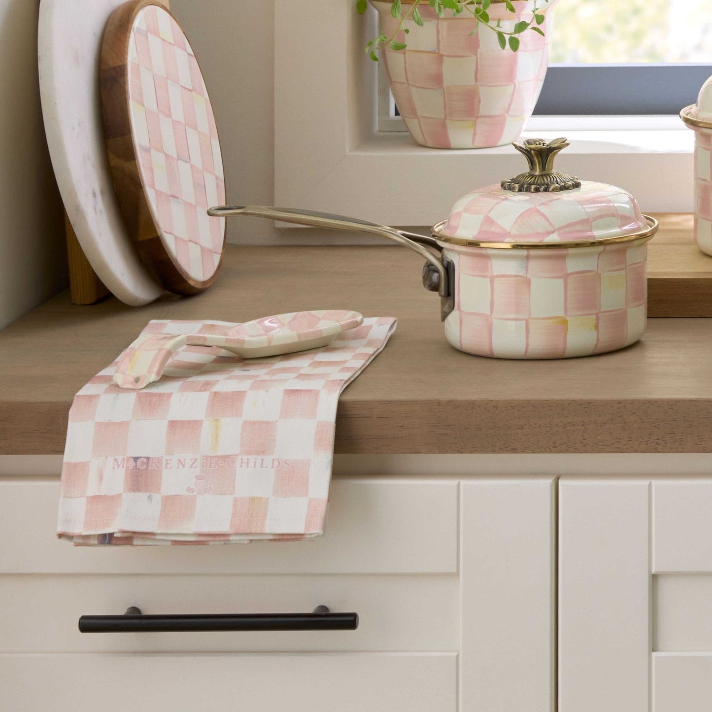 Luxusní lněná kuchyňská utěrka s růžovými kostkami Rosy Check Dish Towel MacKenzie-Childs Waterfall Bathrooms