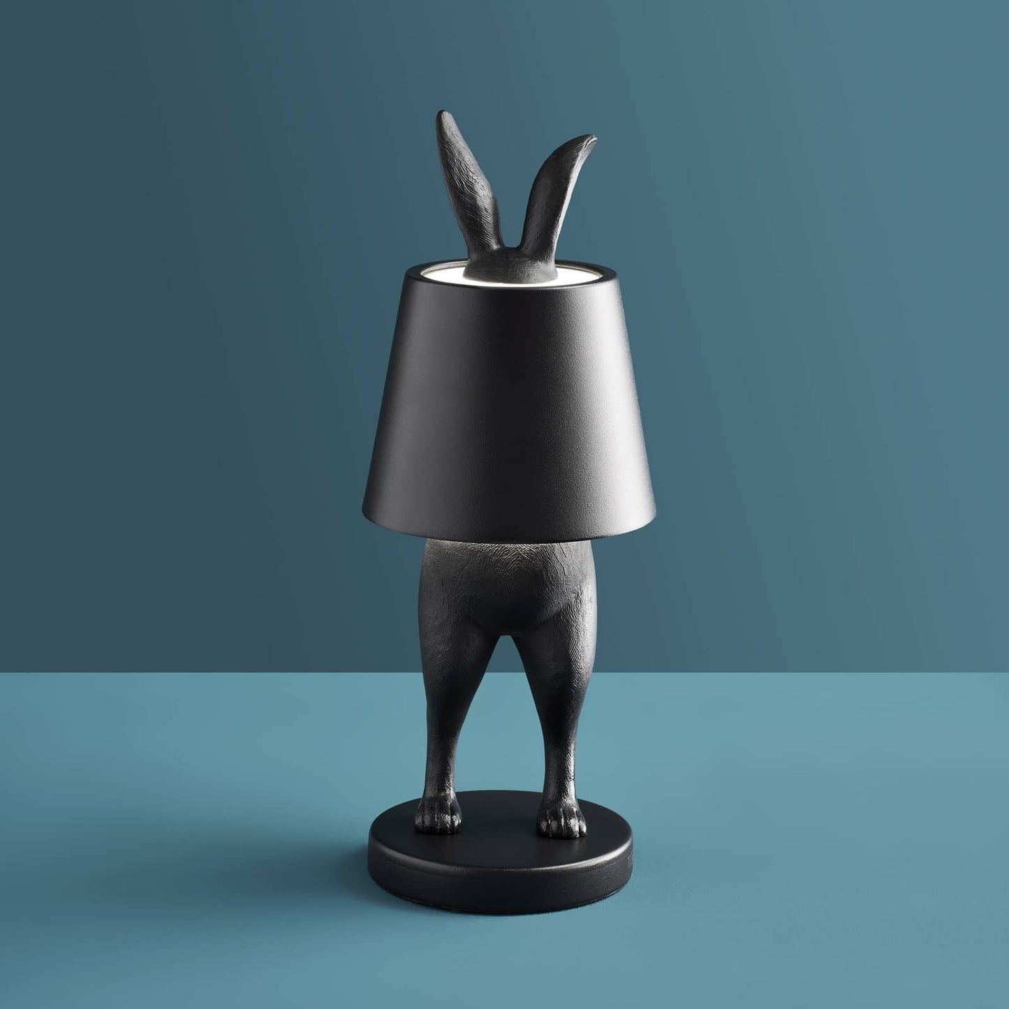 Luxusní designová bezdrátová stolní lampa Hiding Rabbit v matně černé barvě představuje elegantní a originální osvětlení interiéru - Waterfall Bathrooms