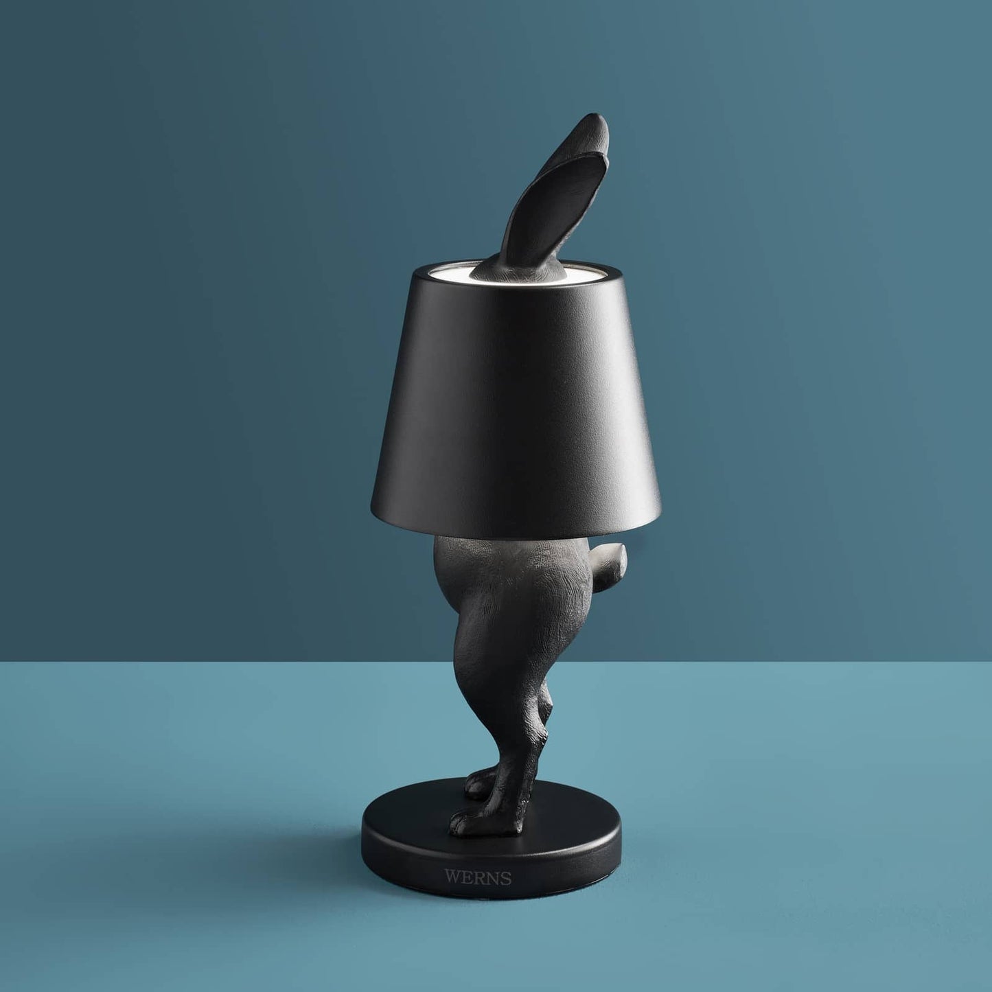 Luxusní designová bezdrátová stolní lampa Hiding Rabbit v matně černé barvě představuje elegantní a originální osvětlení interiéru - Waterfall Bathrooms
