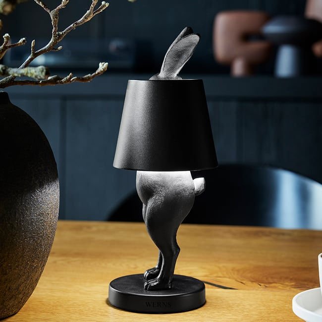Luxusní designová bezdrátová stolní lampa Hiding Rabbit v matně černé barvě představuje elegantní a originální osvětlení interiéru - Waterfall Bathrooms