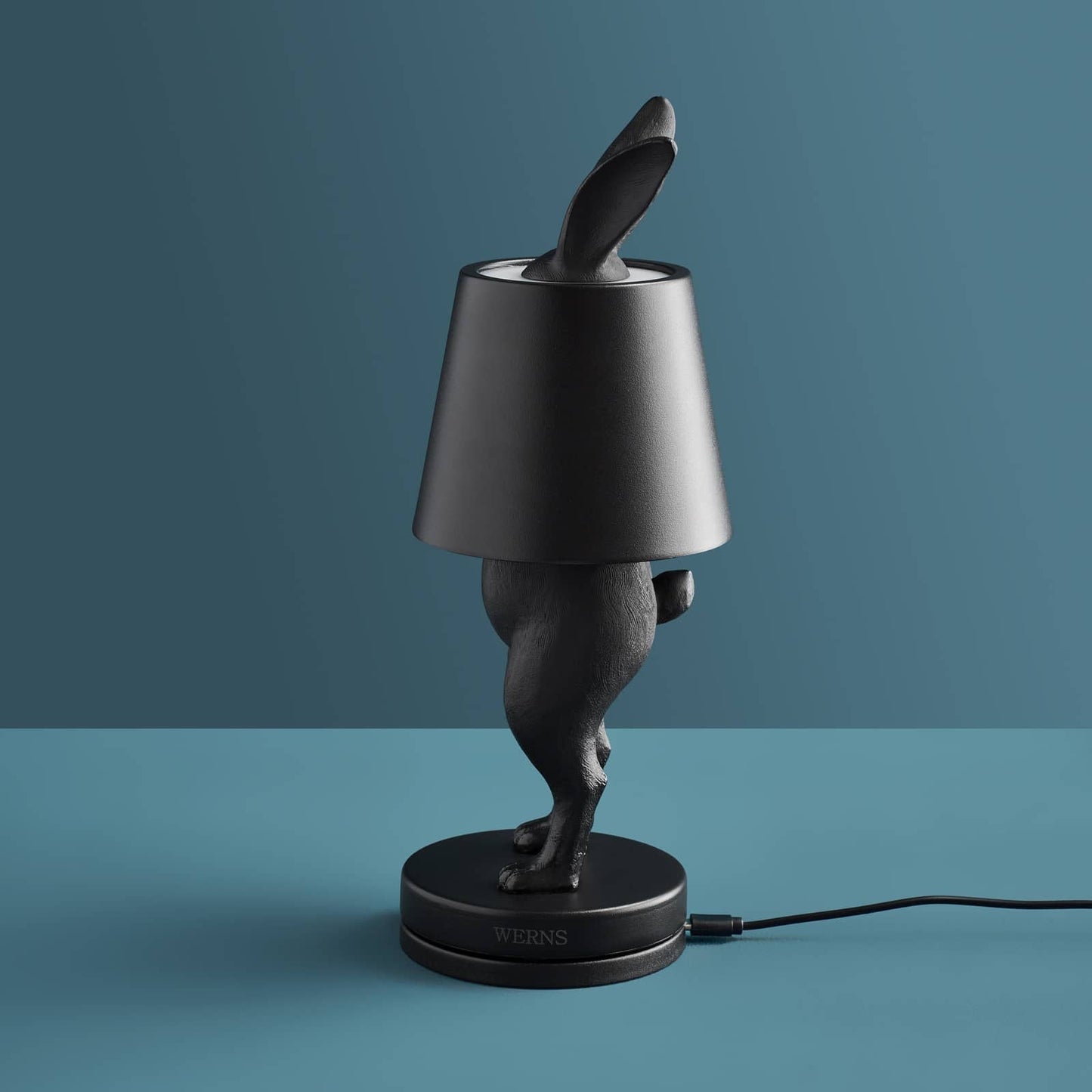 Luxusní designová bezdrátová stolní lampa Hiding Rabbit v matně černé barvě představuje elegantní a originální osvětlení interiéru - Waterfall Bathrooms