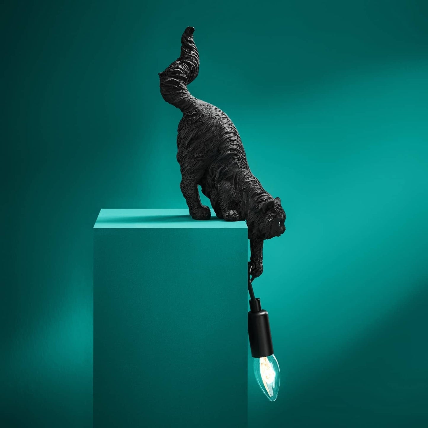 Luxusní designová stolní lampa Chichi v podobě černé kočky představuje elegantní a originální doplněk pro moderní interiér - Waterfall Bathrooms