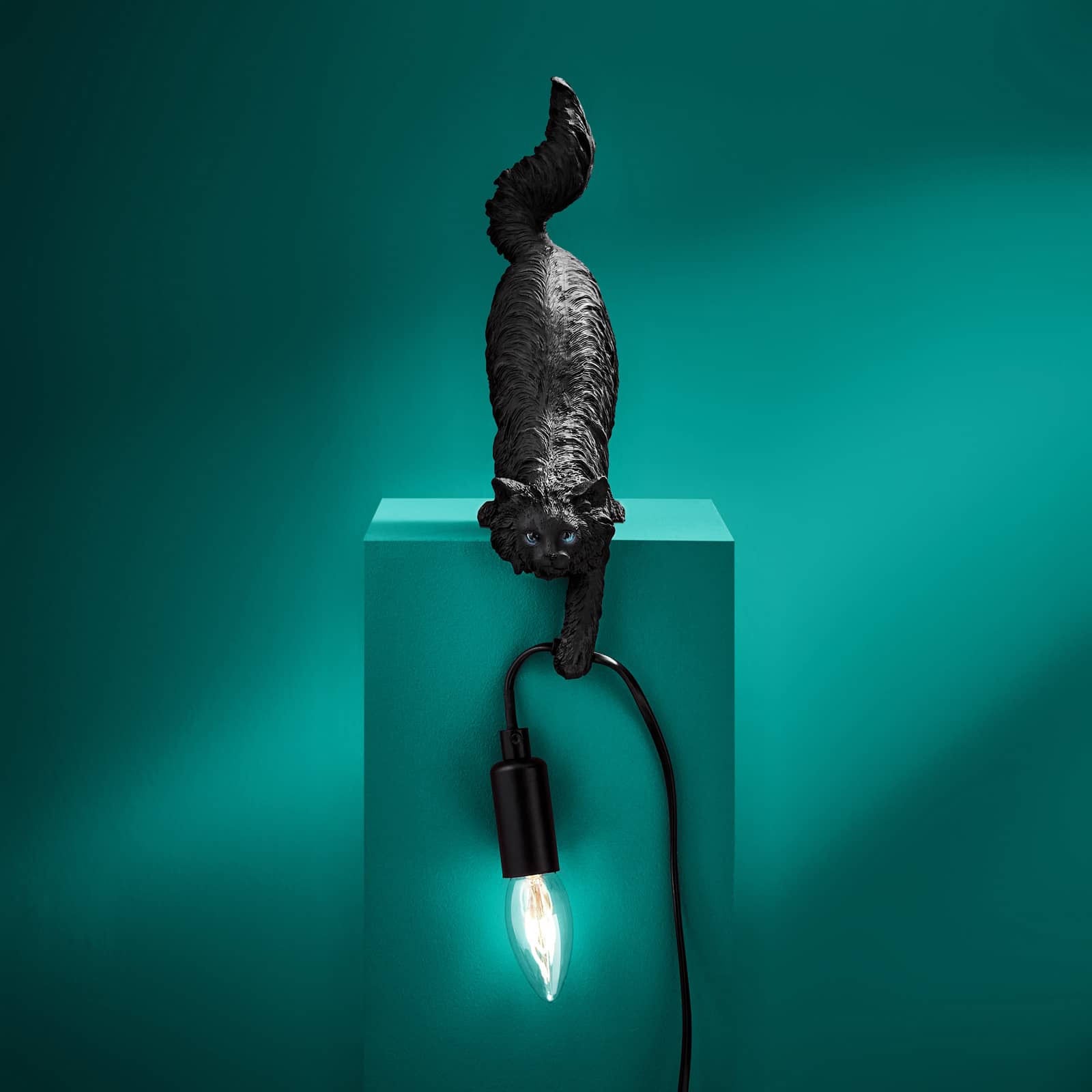 Luxusní designová stolní lampa Chichi v podobě černé kočky představuje elegantní a originální doplněk pro moderní interiér - Waterfall Bathrooms