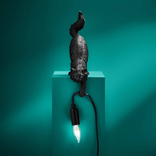 Luxusní designová stolní lampa Chichi v podobě černé kočky představuje elegantní a originální doplněk pro moderní interiér - Waterfall Bathrooms