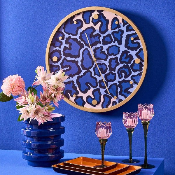 Luxusní designové nástěnné hodiny Safari Blue & Gold z kolekce Wild Life zaujmou zlatým kovovým rámem a modrým leopardím vzorem - Waterfall Bathrooms