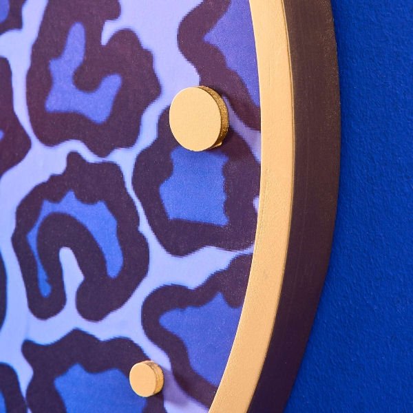 Luxusní designové nástěnné hodiny Safari Blue & Gold z kolekce Wild Life zaujmou zlatým kovovým rámem a modrým leopardím vzorem - Waterfall Bathrooms