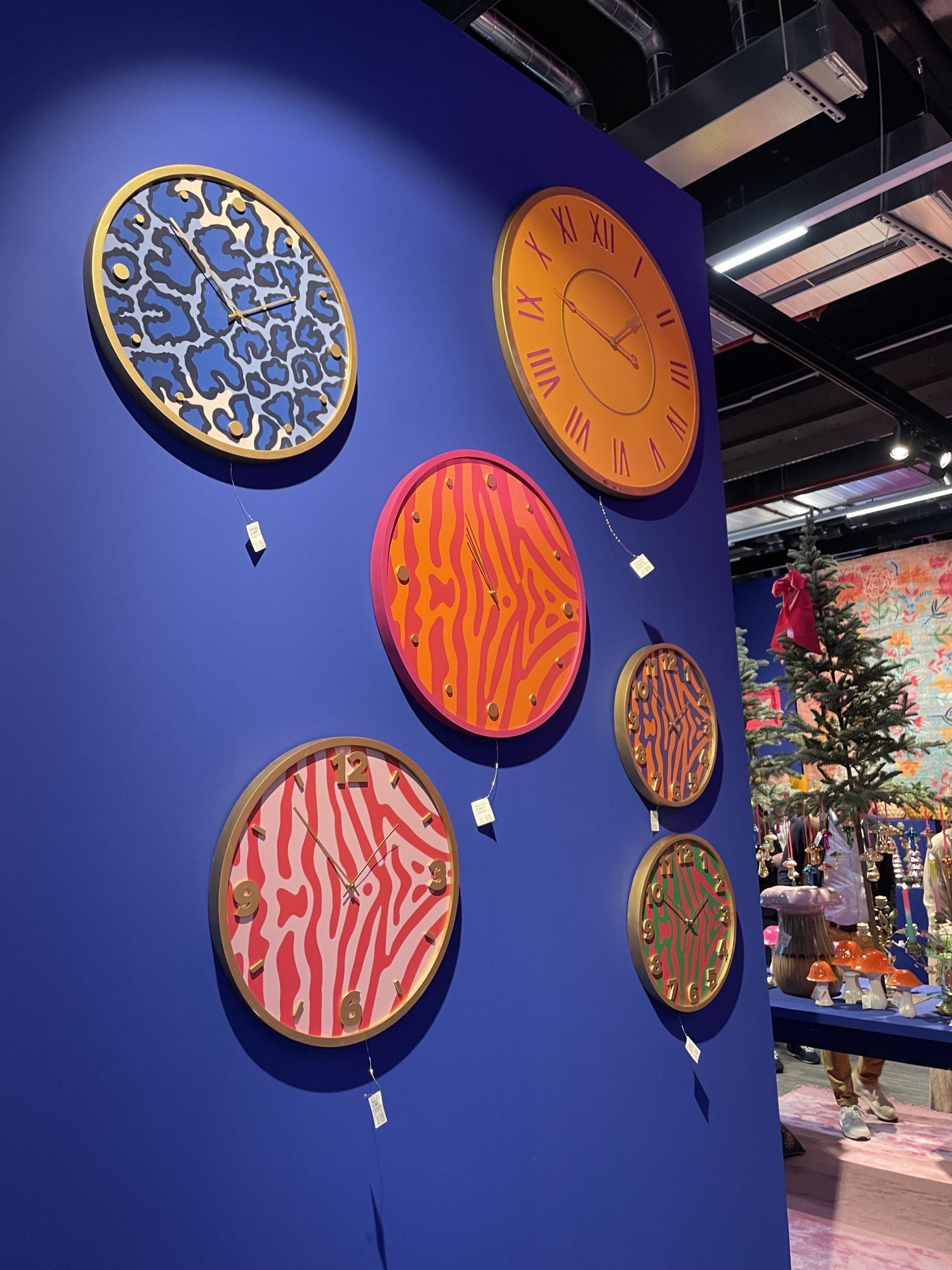 Luxusní designové nástěnné hodiny Safari Blue & Gold z kolekce Wild Life zaujmou zlatým kovovým rámem a modrým leopardím vzorem - Waterfall Bathrooms