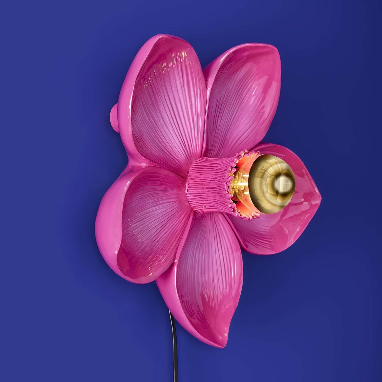 Luxusní designové nástěnné svítidlo Magenta Bloom v podobě zářivě růžového květu dodá interiéru výjimečnou eleganci a styl. - Waterfall Bathrooms
