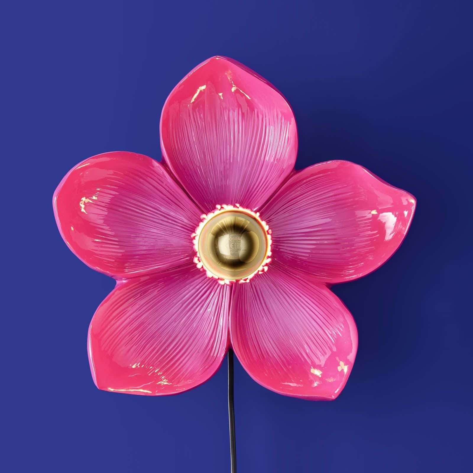 Luxusní designové nástěnné svítidlo Magenta Bloom v podobě zářivě růžového květu dodá interiéru výjimečnou eleganci a styl. - Waterfall Bathrooms