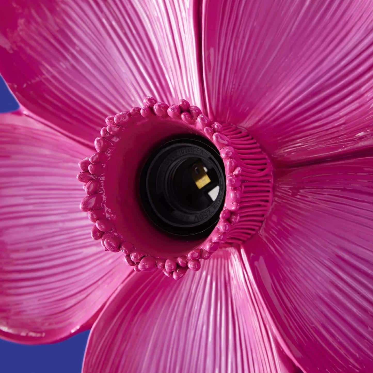 Luxusní designové nástěnné svítidlo Magenta Bloom v podobě zářivě růžového květu dodá interiéru výjimečnou eleganci a styl. - Waterfall Bathrooms