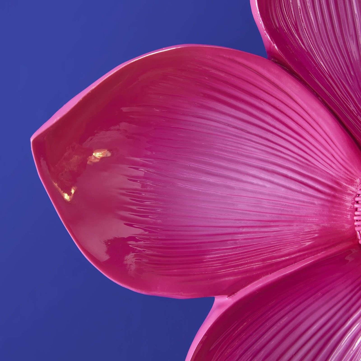 Luxusní designové nástěnné svítidlo Magenta Bloom v podobě zářivě růžového květu dodá interiéru výjimečnou eleganci a styl. - Waterfall Bathrooms