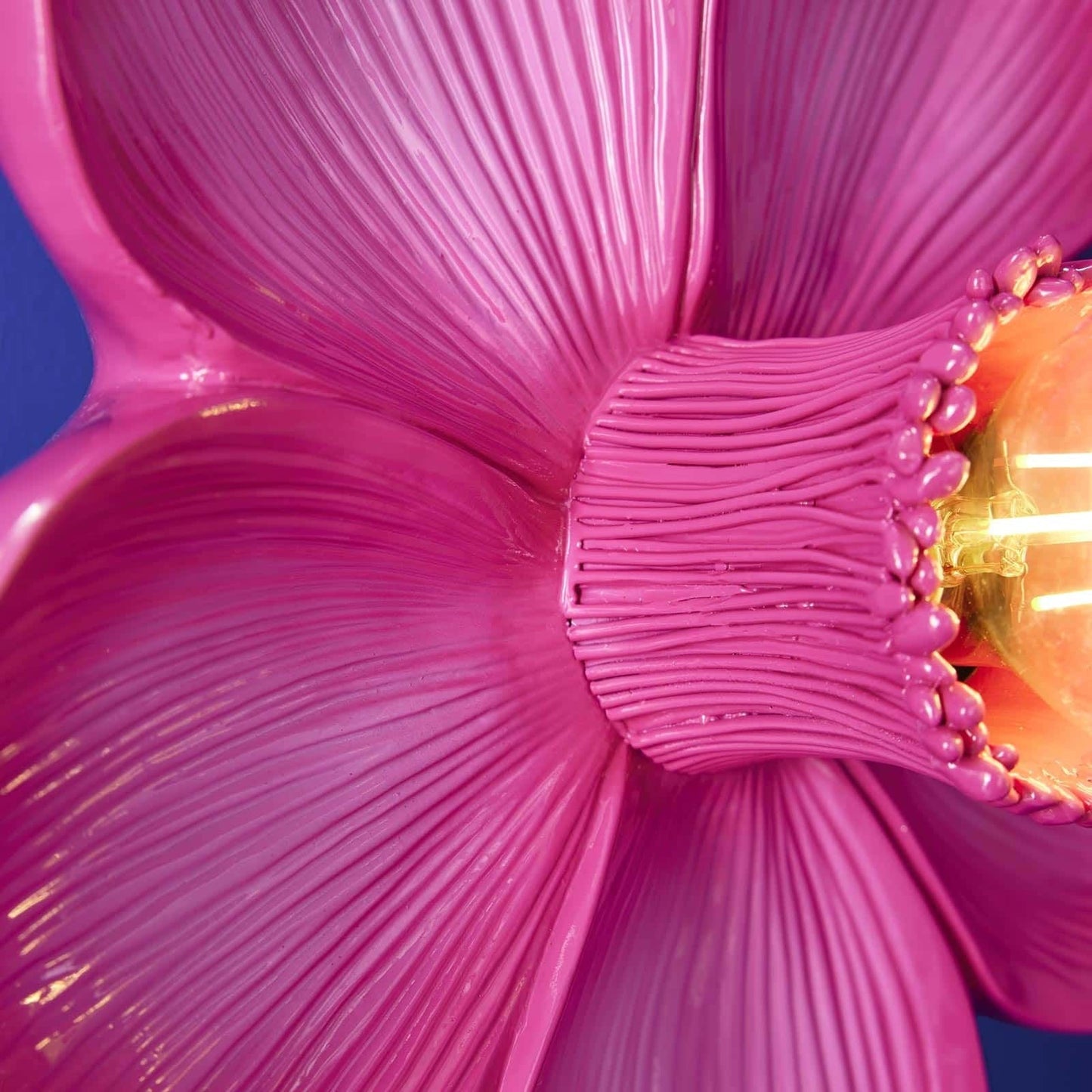 Luxusní designové nástěnné svítidlo Magenta Bloom v podobě zářivě růžového květu dodá interiéru výjimečnou eleganci a styl. - Waterfall Bathrooms