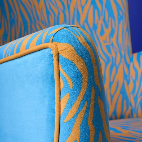 Luxusní designové sametové křeslo Zebra s motivem divoké přírody v zářivém oranžovo-modrém provedení dodá interiéru výjimečný styl - Waterfall Bathrooms