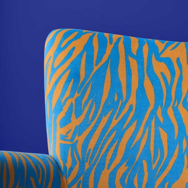 Luxusní designové sametové křeslo Zebra s motivem divoké přírody v zářivém oranžovo-modrém provedení dodá interiéru výjimečný styl - Waterfall Bathrooms