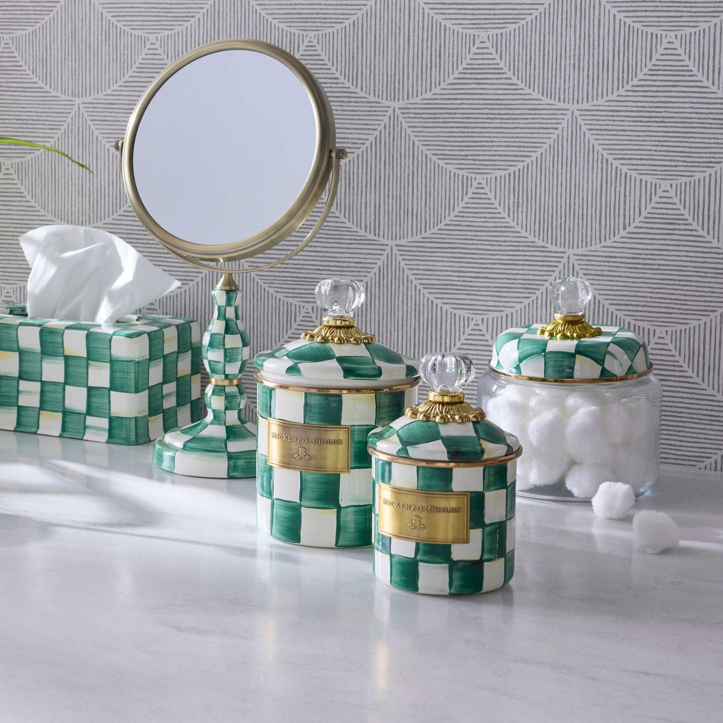 Dóza Demi Emerald Check od MacKenzie-Childs, smaltovaná ocel, se skleněnou rukojetí a zeleným kostkovaným vzorem, 700 ml, Waterfall Bathrooms.