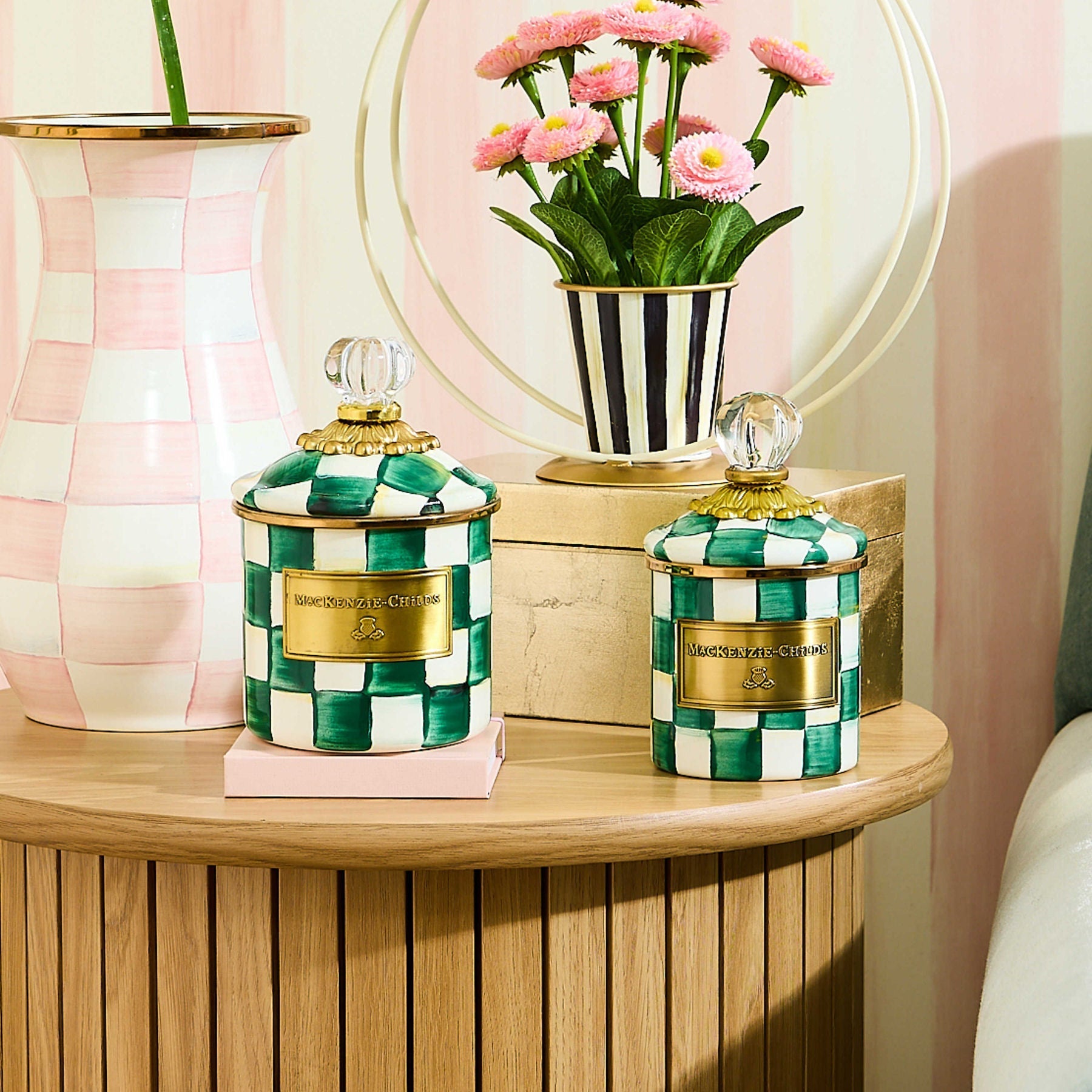 Dóza Demi Emerald Check od MacKenzie-Childs, smaltovaná ocel, se skleněnou rukojetí a zeleným kostkovaným vzorem, 700 ml, Waterfall Bathrooms.
