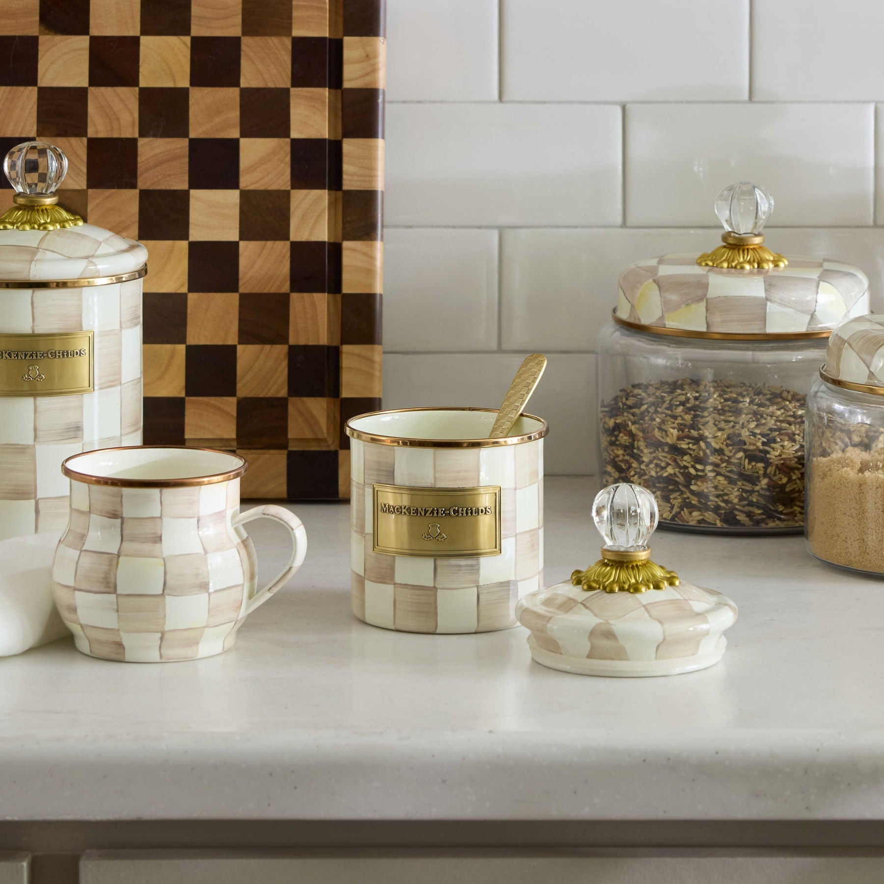 Dóza Mocha Check Demi od MacKenzie-Childs, ručně malovaná, kávový kostkovaný vzor, Waterfall Bathrooms.
