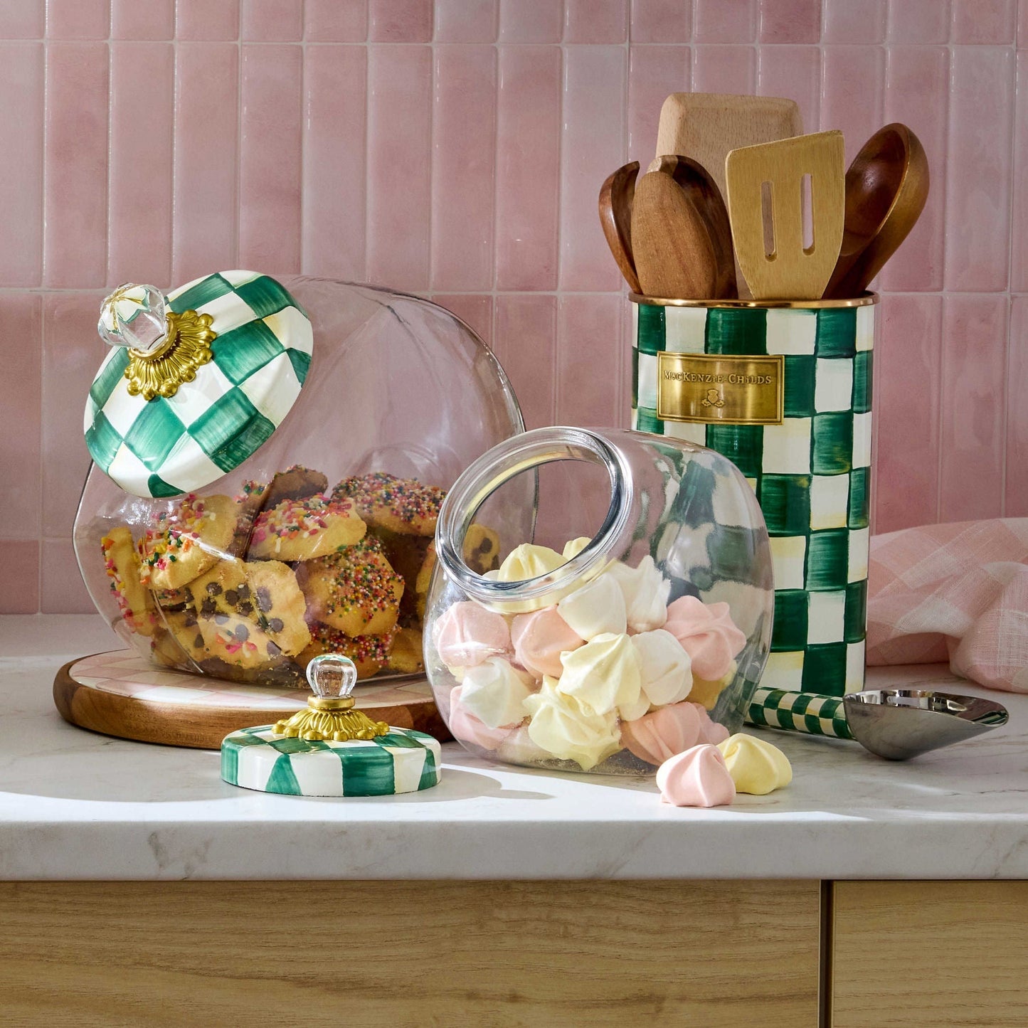 Dóza na sladkosti s víkem Emerald Check od MacKenzie-Childs se zeleným kostkovaným vzorem, Waterfall Bathrooms.
