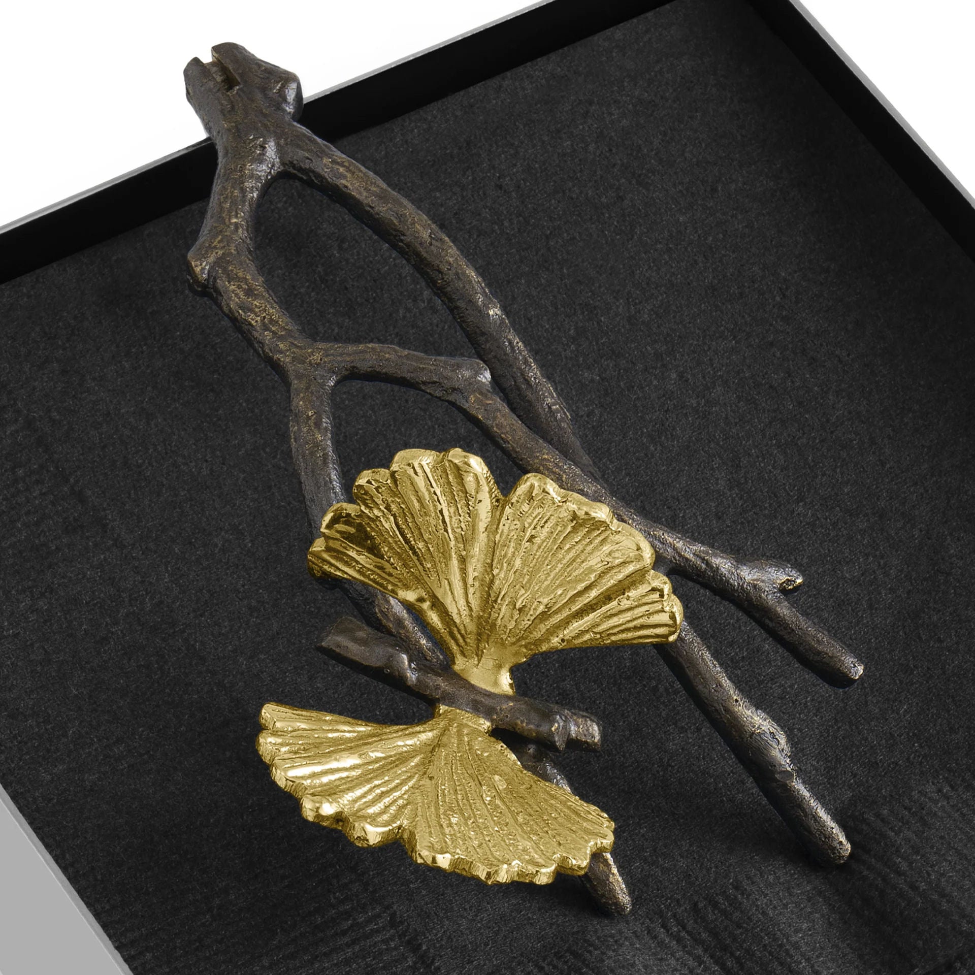 Držák na koktejlové ubrousky Butterfly Ginkgo od Michael Aram z mosazi a nerezové oceli, s motivem motýlích ginkgo listů, Waterfall Bathrooms.
