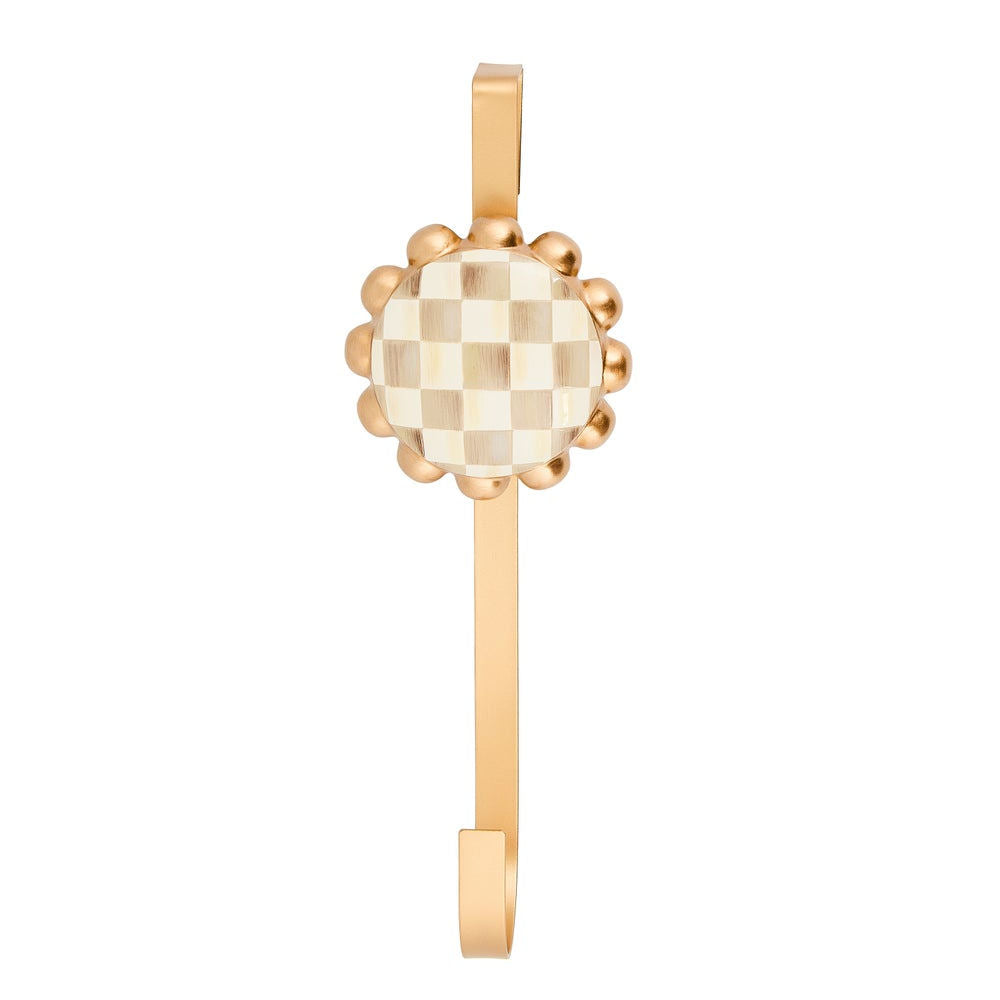 Luxusní kovový držák na věnec s hnědými kostkami Mocha Check Wreath Hanger MacKenzie-Childs Waterfall Bathrooms