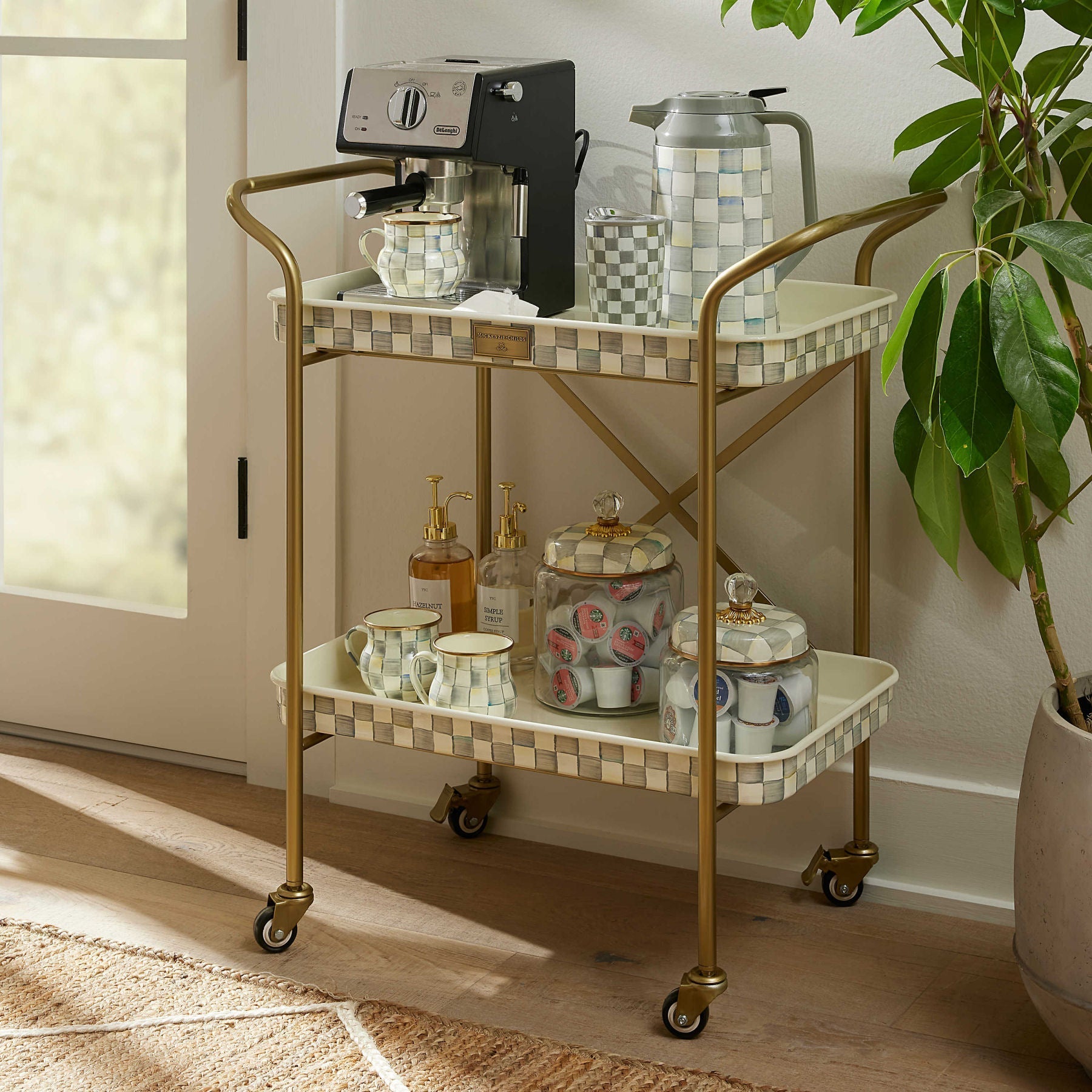 Dvoupatrový kuchyňský vozík Sterling Check od MacKenzie-Childs, s tácy s černobílým kostkovaným vzorem a mosazným rámem, Waterfall Bathrooms.
