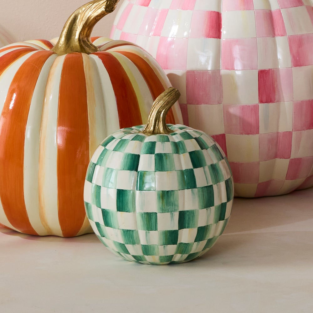 Dekorativní dýně Emerald Check (malá) od MacKenzie-Childs, zelený šachovnicový vzor a zlatý stonek, podzimní a halloweenská dekorace, Waterfall Bathrooms.
