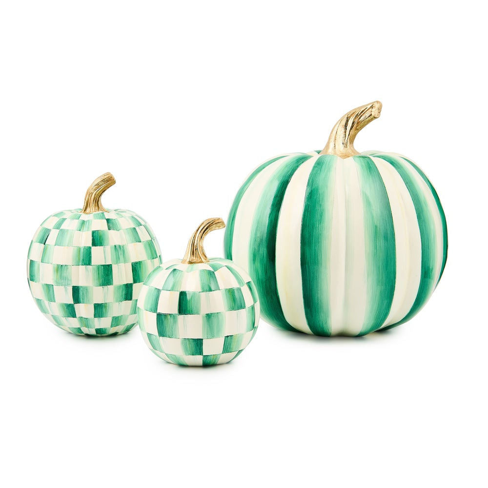 Dekorativní dýně Emerald Stripe (střední) od MacKenzie-Childs, zelený pruhovaný vzor a zlatý stonek, podzimní a halloweenská dekorace, Waterfall Bathrooms.
