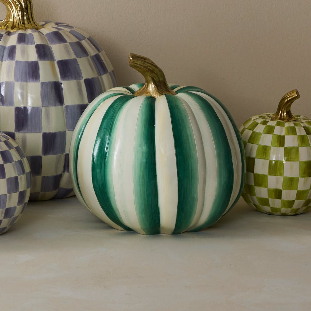Dekorativní dýně Emerald Stripe (střední) od MacKenzie-Childs, zelený pruhovaný vzor a zlatý stonek, podzimní a halloweenská dekorace, Waterfall Bathrooms.

