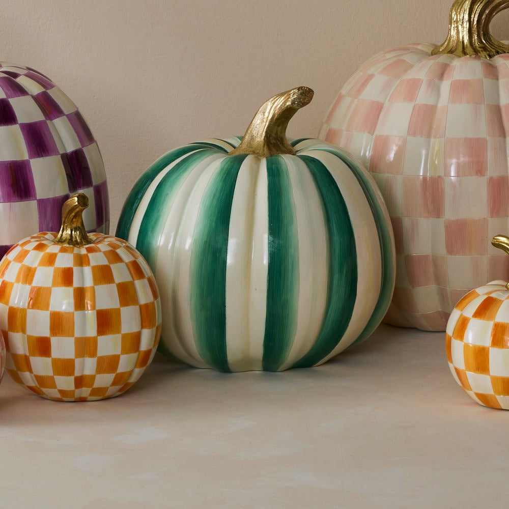 Dekorativní dýně Emerald Stripe (střední) od MacKenzie-Childs, zelený pruhovaný vzor a zlatý stonek, podzimní a halloweenská dekorace, Waterfall Bathrooms.
