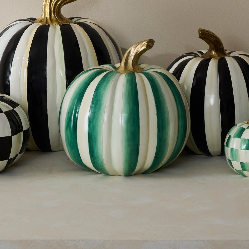 Dekorativní dýně Emerald Stripe (střední) od MacKenzie-Childs, zelený pruhovaný vzor a zlatý stonek, podzimní a halloweenská dekorace, Waterfall Bathrooms.
