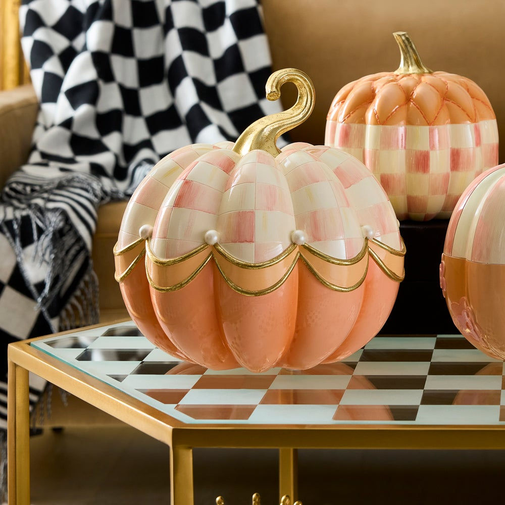 Dekorativní dýně Rosy Check Fairytale Swag od MacKenzie-Childs, růžové kostky, zlaté detaily, podzim, Halloween, Waterfall Bathrooms.
