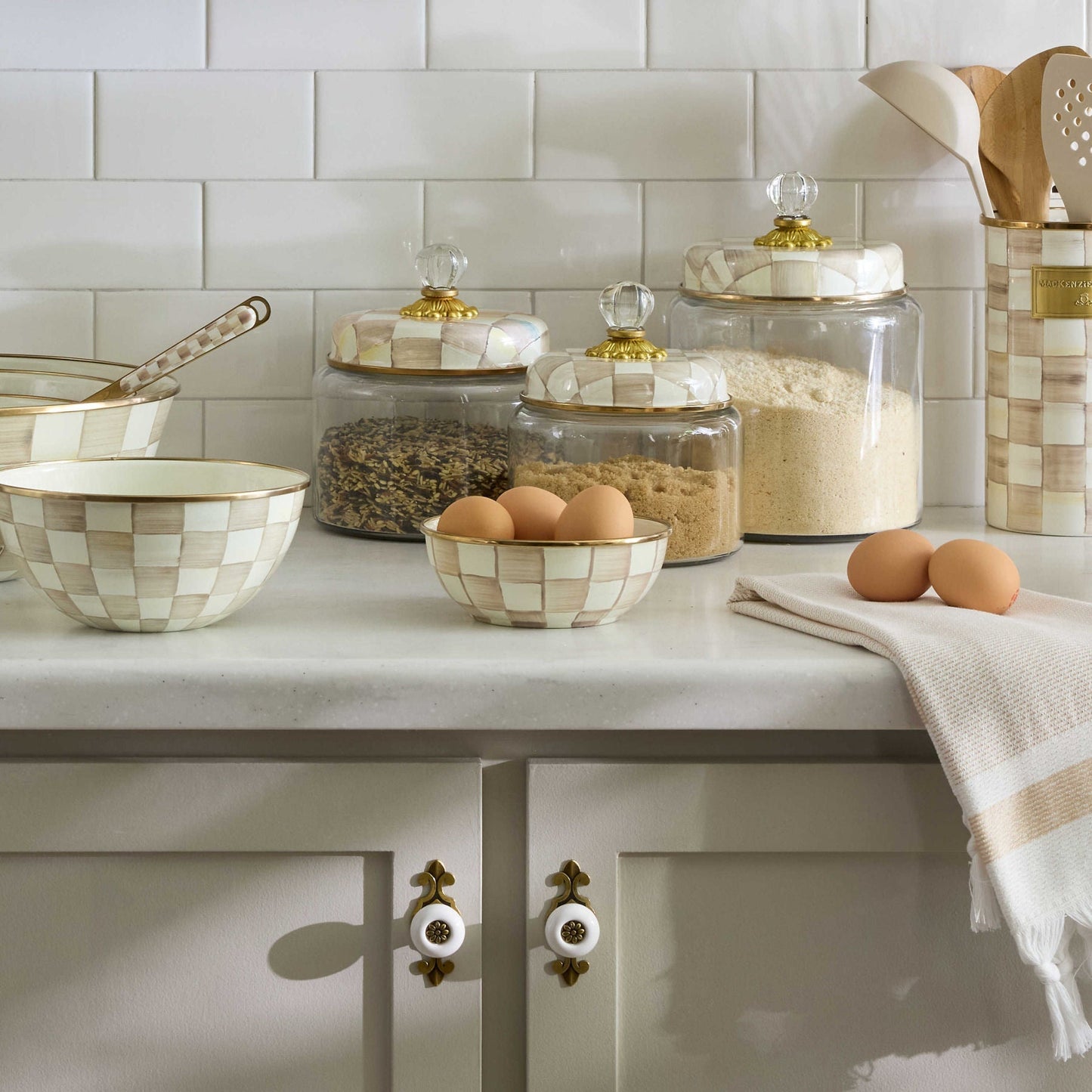 MacKenzie-Childs Everyday miska Mocha Check, smaltovaná ocel, hnědé kávové kostky, Waterfall Bathrooms