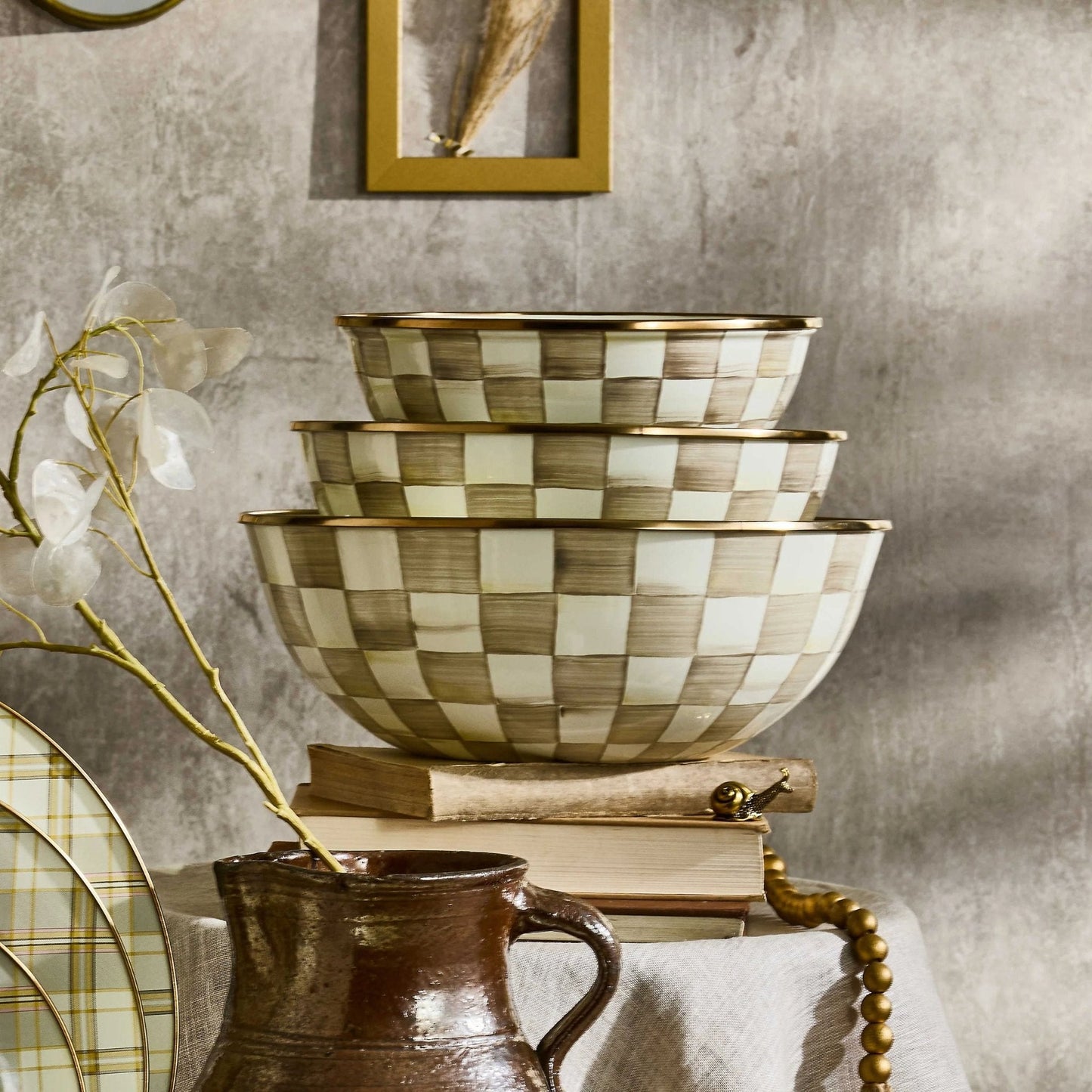Extra velká ocelová kuchyňská mísa s ručně malovanými hnědými kostkami Mocha Check Extra Large Everyday Bowl MacKenzie-Childs Waterfall Bathrooms