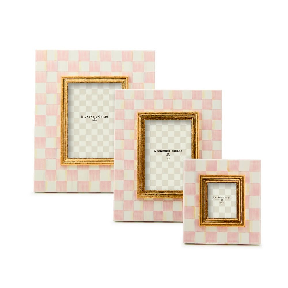 Stolní fotorámeček s ručně malovaným růžovým kostkovaným vzorem Rosy Check pro fotku 10x15 MacKenzie-Childs Waterfall Bathrooms