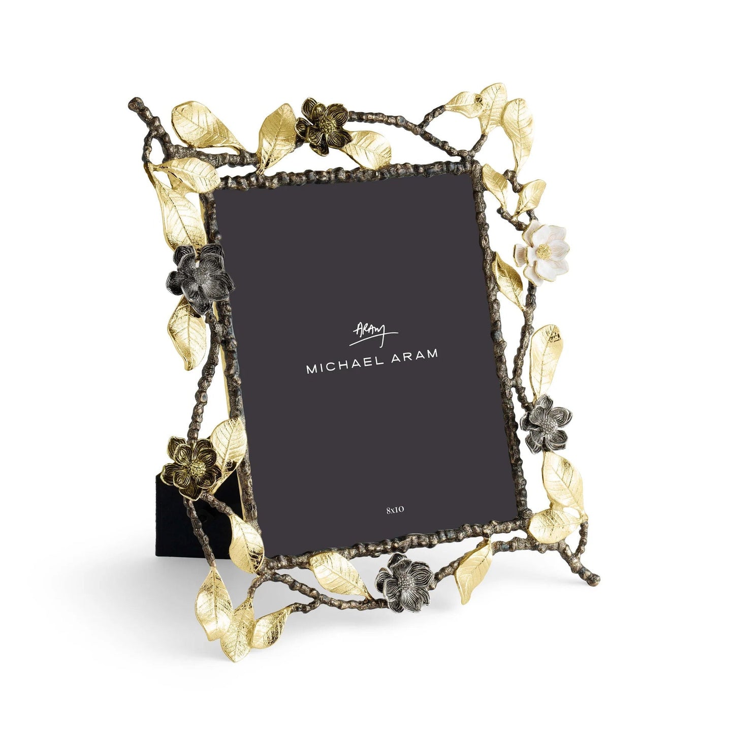 Fotorámeček Vintage Bloom od Michael Aram ve dvou velikostech, zdobený motivem botanických květů, s povrchovou úpravou Antique Gold, niklem a smaltem, Waterfall Bathrooms.
