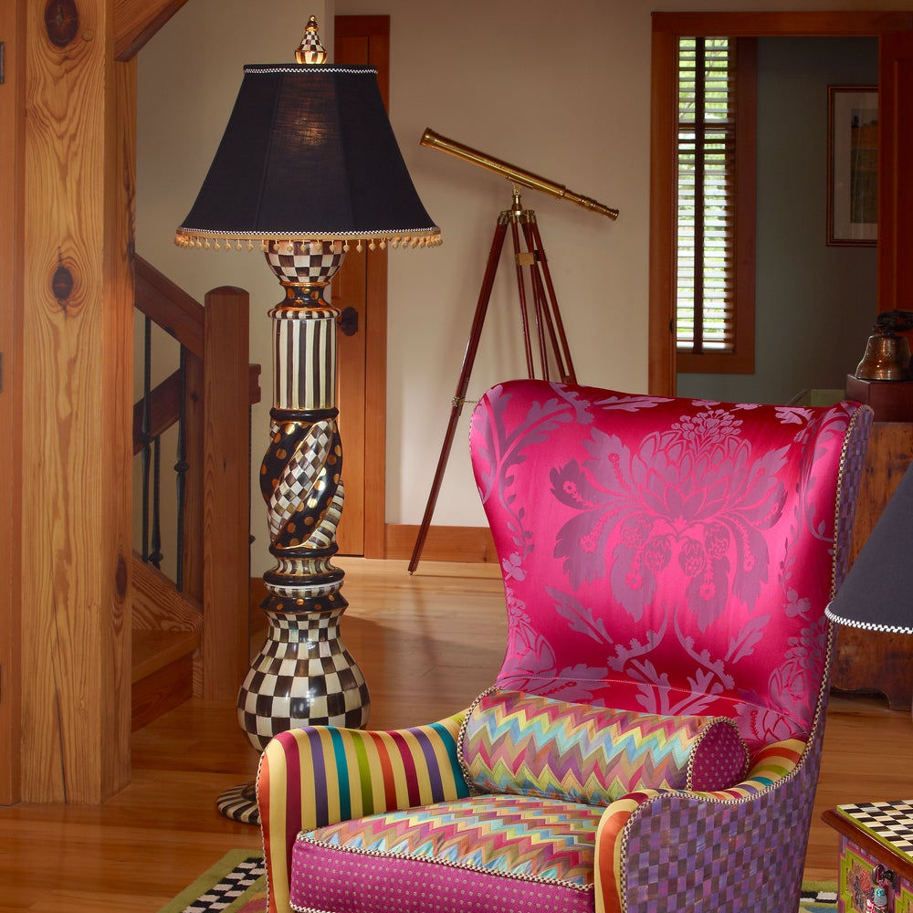 Luxusní keramická stojací lampa Courtly Check od značky MacKenzie-Childs zaujme ikonickým černobílým vzorem se zlatými akcenty. - Waterfall Bathrooms