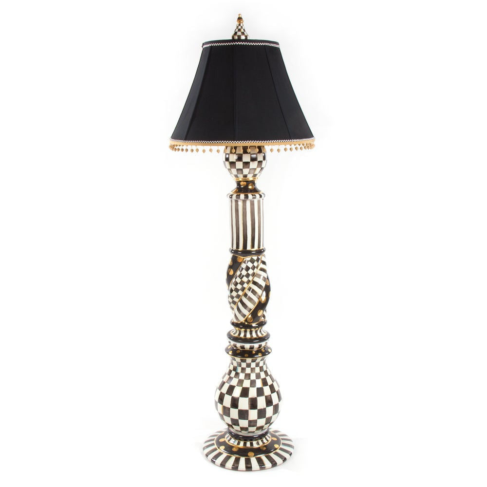 Luxusní keramická stojací lampa Courtly Check od značky MacKenzie-Childs zaujme ikonickým černobílým vzorem se zlatými akcenty. - Waterfall Bathrooms