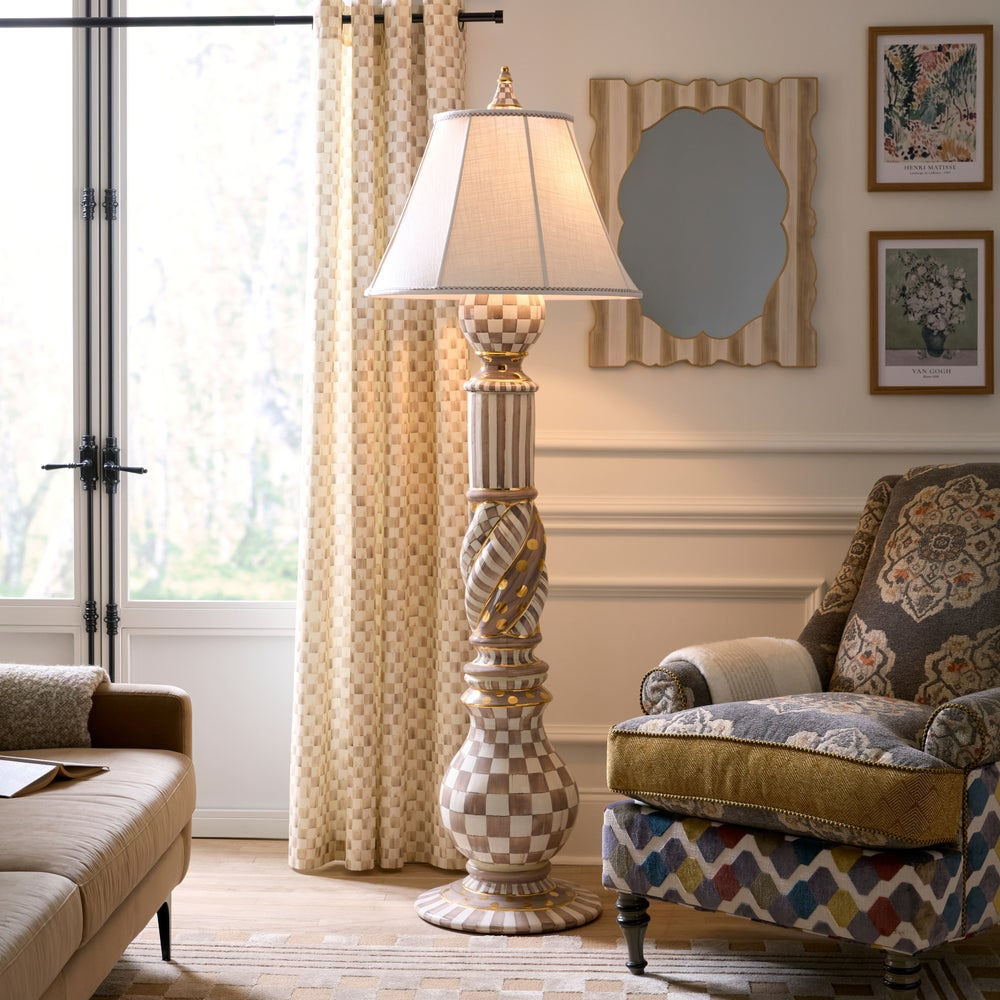 Exkluzivní ručně malovaná keramická stojací lampa Mocha Check od MacKenzie-Childs se zlatými detaily a lněným stínidlem pro luxusní osvětlení interiéru - Waterfall Bathrooms