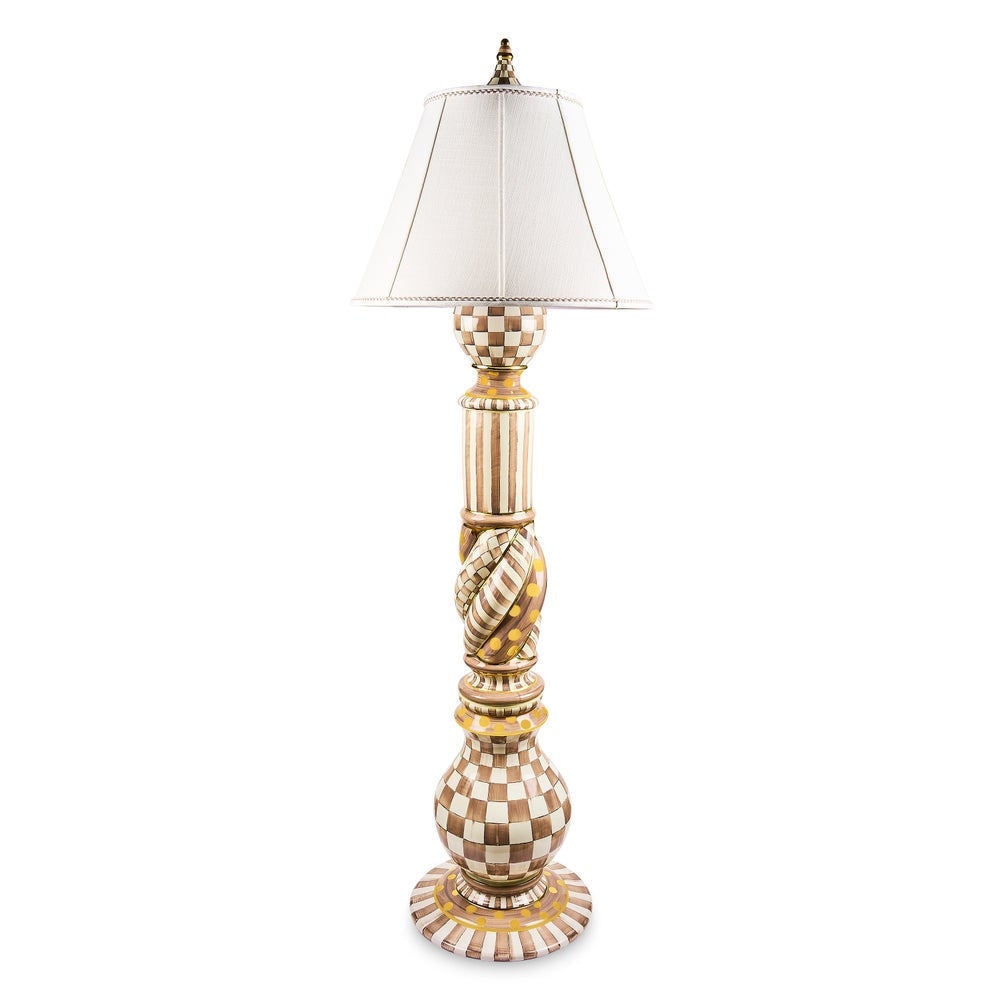 Exkluzivní ručně malovaná keramická stojací lampa Mocha Check od MacKenzie-Childs se zlatými detaily a lněným stínidlem pro luxusní osvětlení interiéru - Waterfall Bathrooms