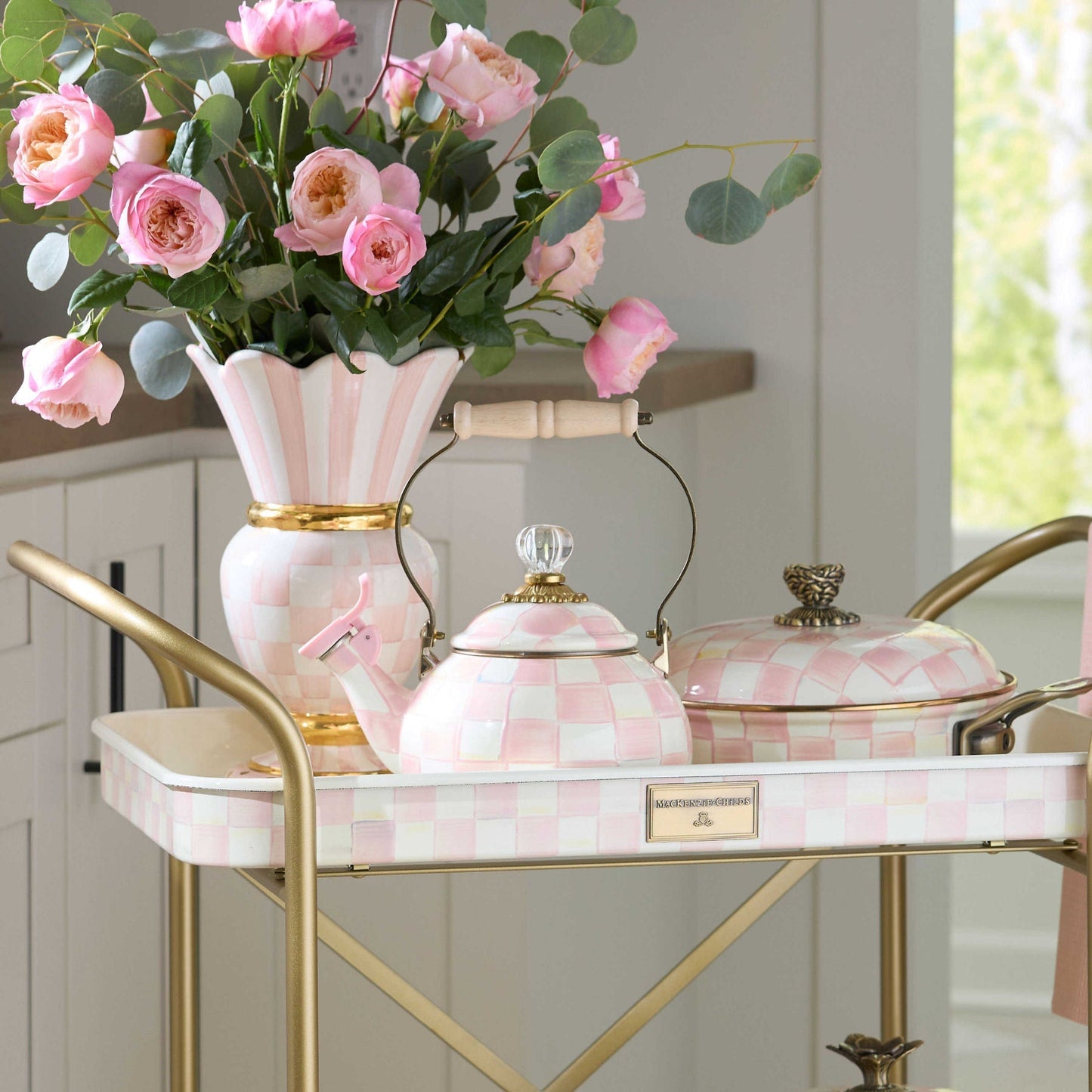 Konvice Rosy Check s píšťalkou od MacKenzie-Childs, ručně malovaný růžový kostkovaný vzor, Waterfall Bathrooms.

