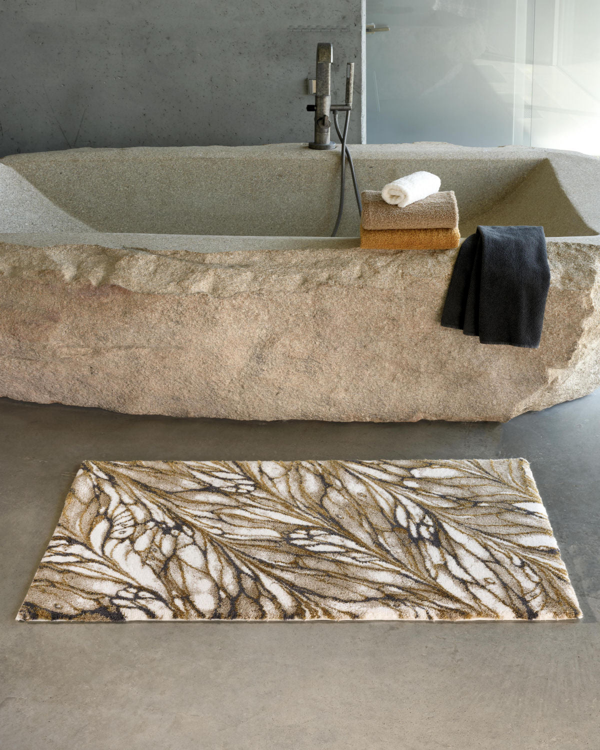 Luxusní koupelnová předložka DIANE z egyptské bavlny od Abyss & Habidecor se vzorem motýlích křídel, Waterfall Bathrooms.

