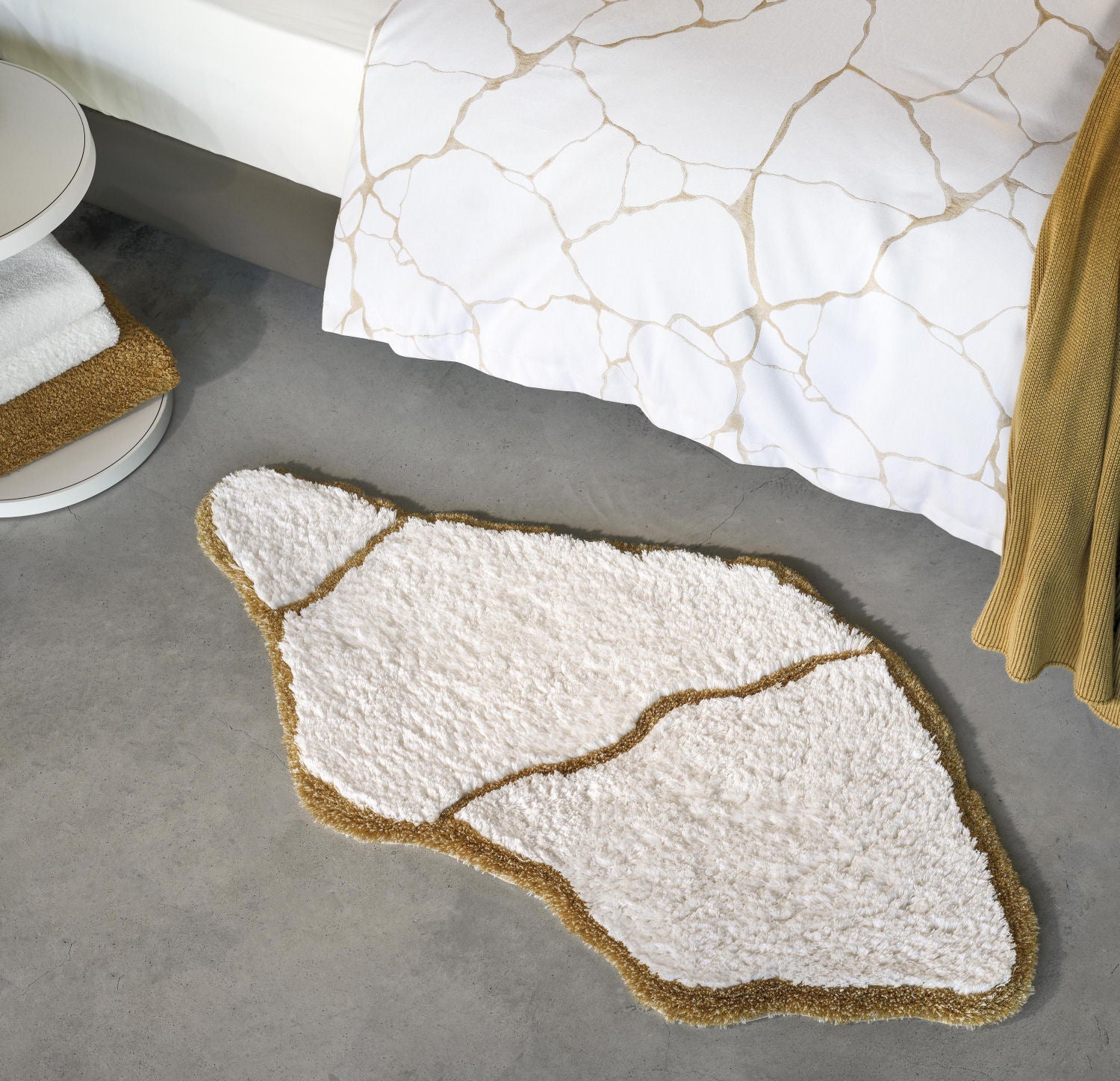 Koupelnová předložka JESS z egyptské bavlny od Abyss & Habidecor v bílých, slonovinových a zlatých odstínech se vzorem kintsugi, Waterfall Bathrooms.
