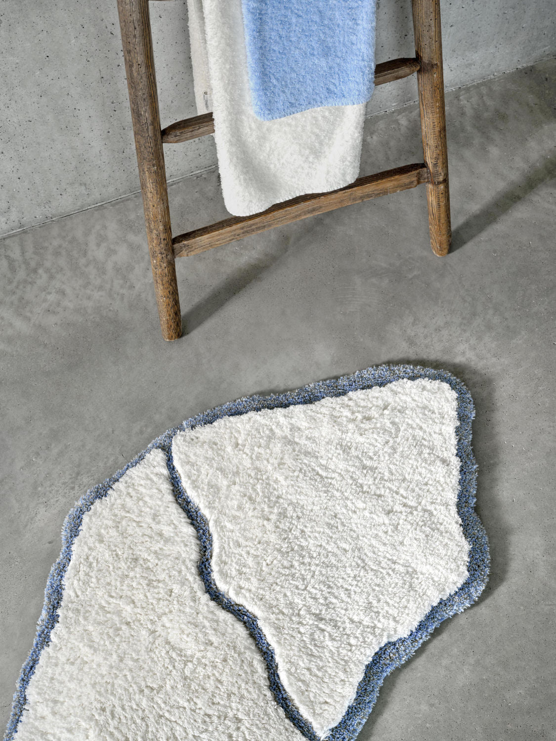 Koupelnová předložka JESS z egyptské bavlny od Abyss & Habidecor se vzorem kintsugi, Waterfall Bathrooms.
