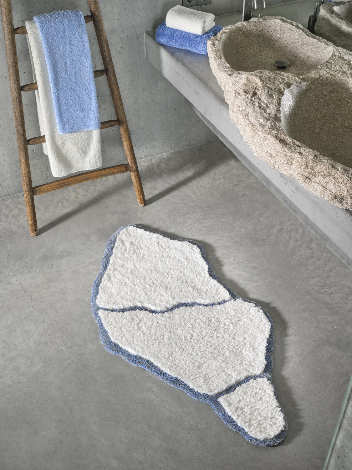 Koupelnová předložka JESS z egyptské bavlny od Abyss & Habidecor se vzorem kintsugi, Waterfall Bathrooms.
