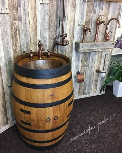 Koupelnová skříňka z Barrique sudu s měděným umyvadlem a baterií Antique Marble