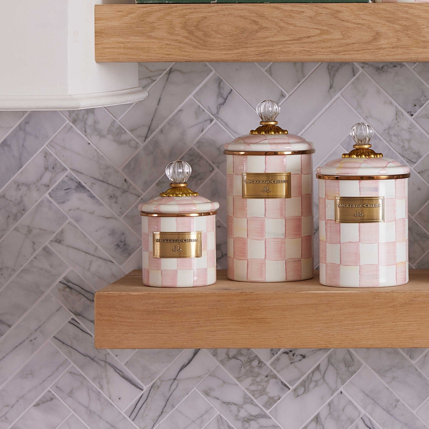 Kuchyňská dóza Rosy Check Demi od MacKenzie-Childs, s růžovým kostkovaným vzorem a skleněným knoflíkem, Waterfall Bathrooms.
