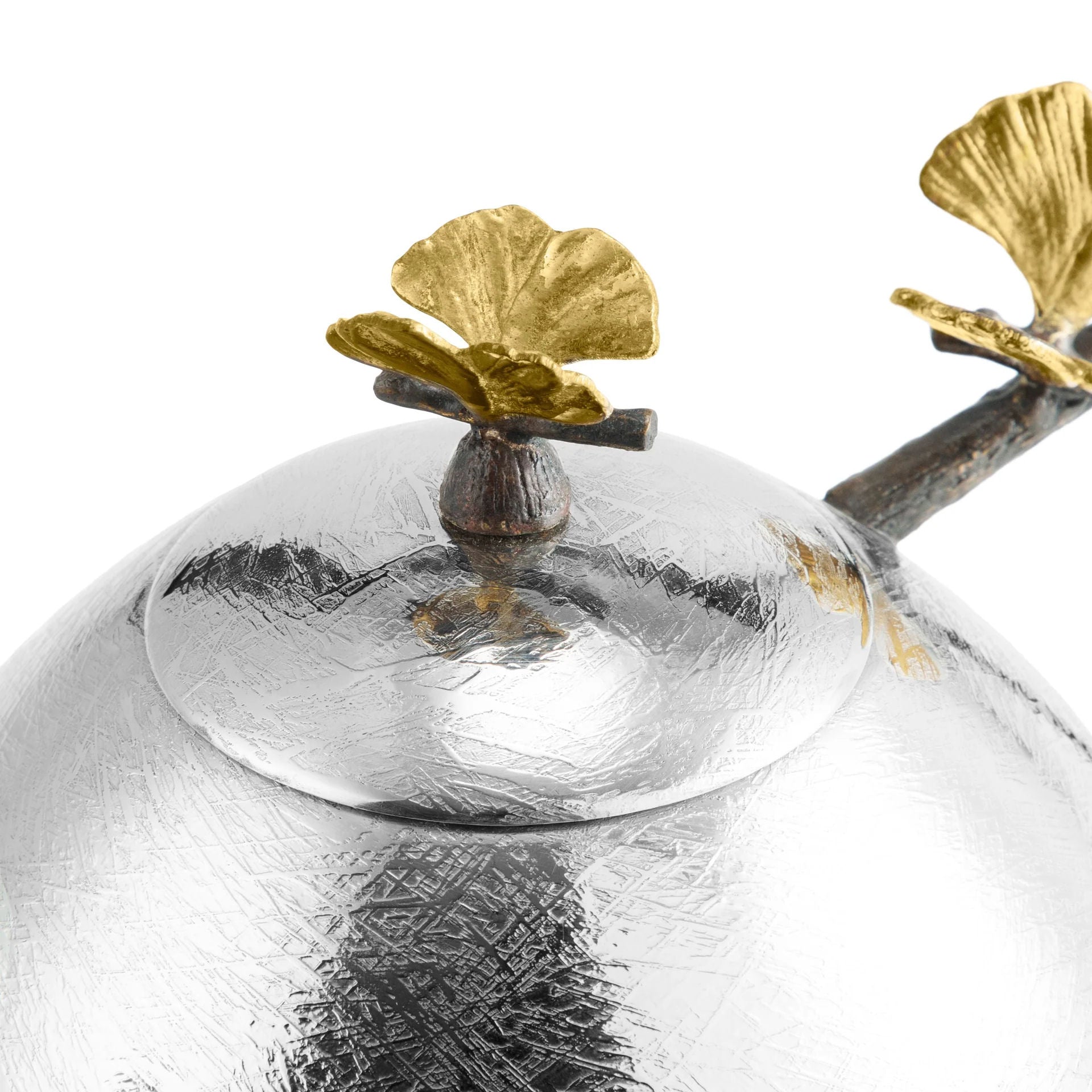 Luxusní stříbrná kulatá čajová konvice Butterfly Ginkgo od Michaela Arama se zlatými detaily nabízí výjimečný kovový design a eleganci. - Waterfall Bathrooms