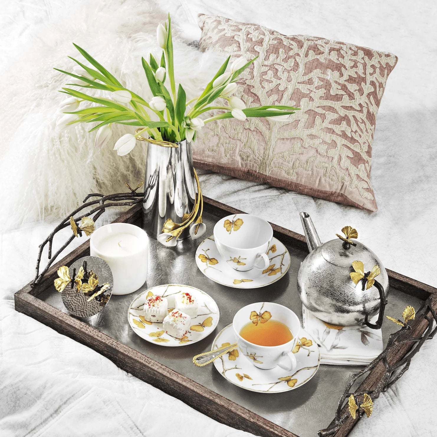 Luxusní stříbrná kulatá čajová konvice Butterfly Ginkgo od Michaela Arama se zlatými detaily nabízí výjimečný kovový design a eleganci. - Waterfall Bathrooms