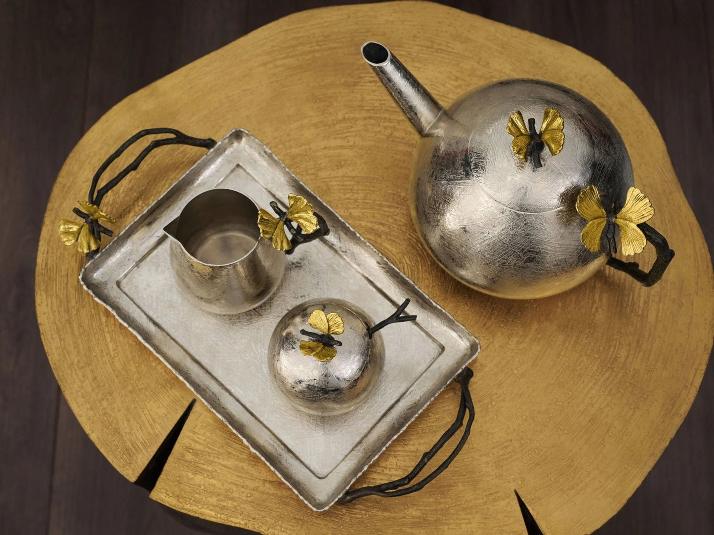 Luxusní stříbrná kulatá čajová konvice Butterfly Ginkgo od Michaela Arama se zlatými detaily nabízí výjimečný kovový design a eleganci. - Waterfall Bathrooms